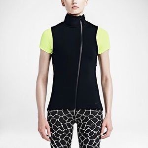 Nike therma-fit asymmetrical vest, size small